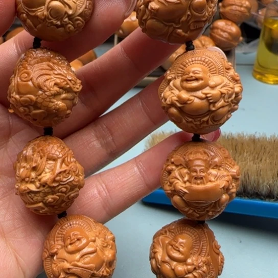 桃核吊坠橄榄雕工艺的