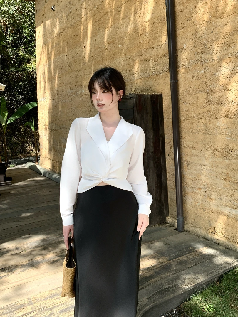 月半鱼【巩俐穿搭】气质V领扭结设计感小众白衬衫抹胸两件套