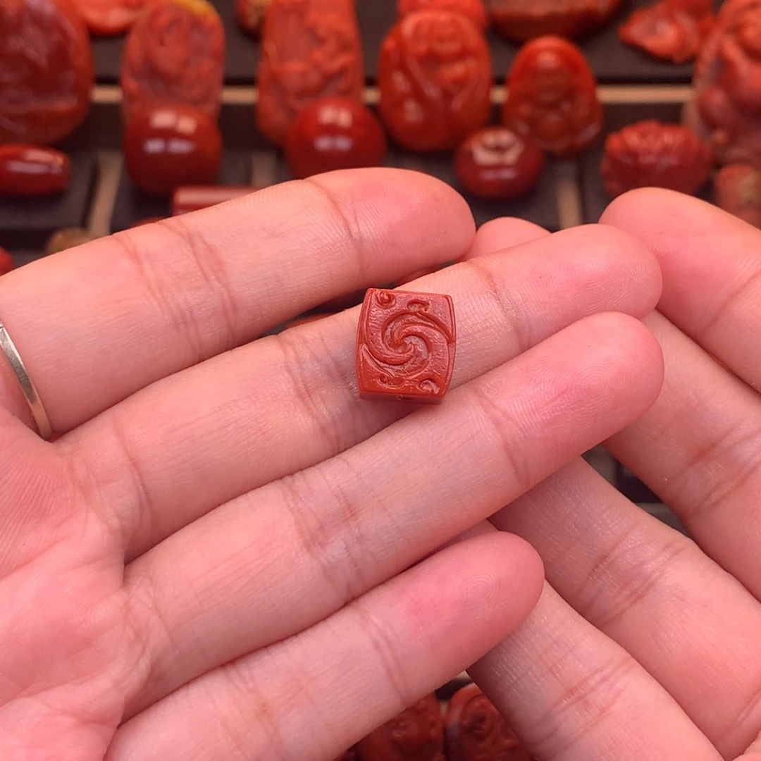 南红玛瑙未镶嵌原矿博古纹背云11.3mm