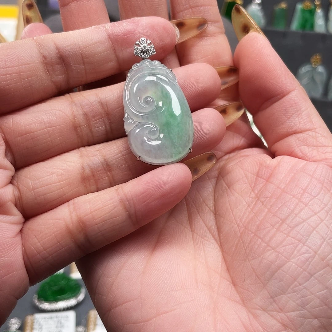 翡翠18K金镶嵌颈饰