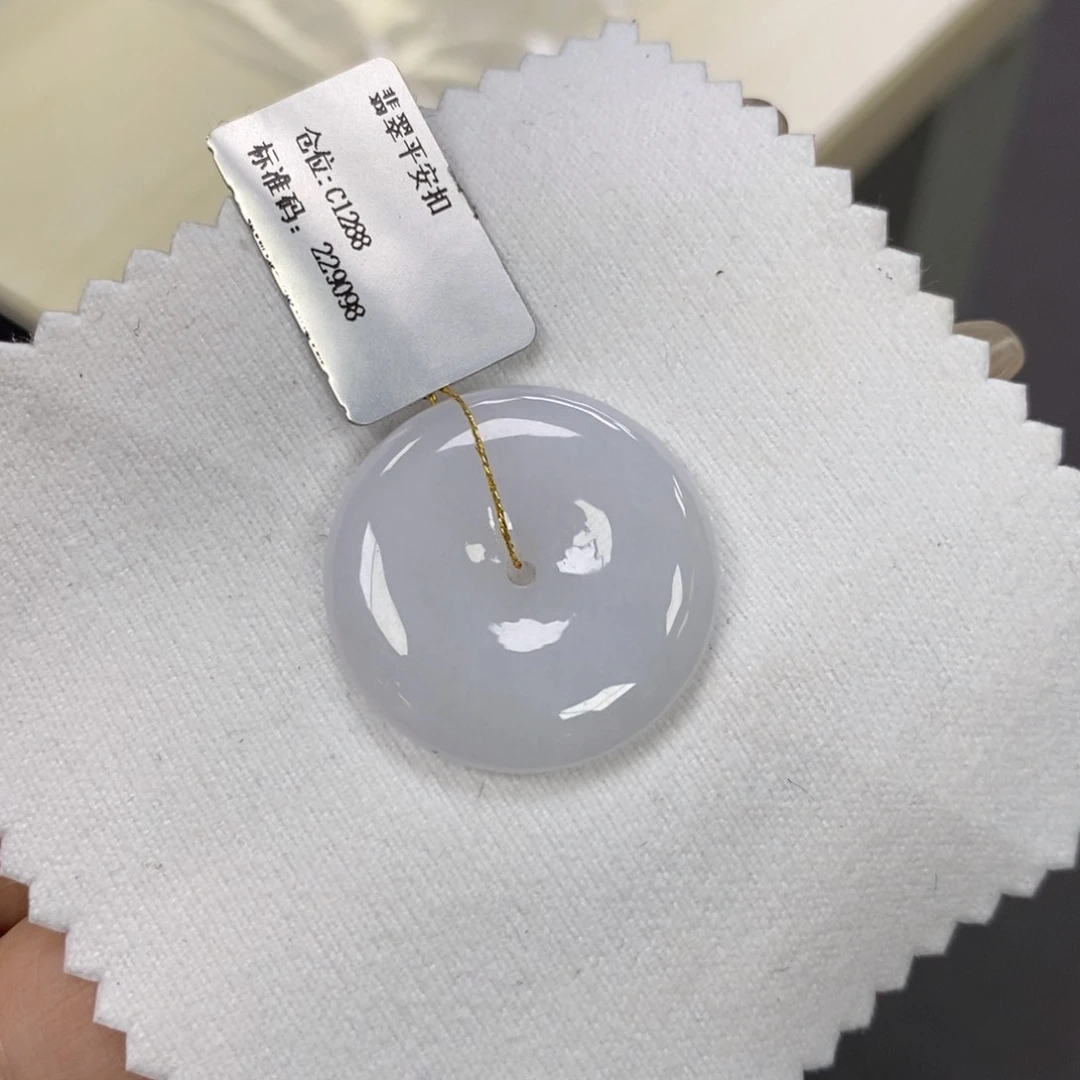 翡翠未镶嵌颈饰平安扣