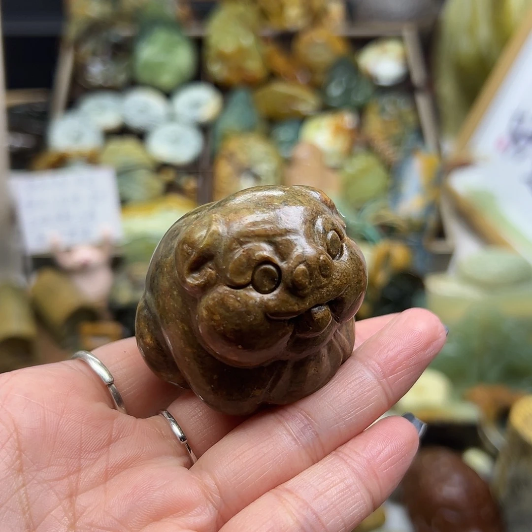 岫岩河磨玉（透闪石质玉）未镶嵌颈饰河磨玉福猪有点瑕