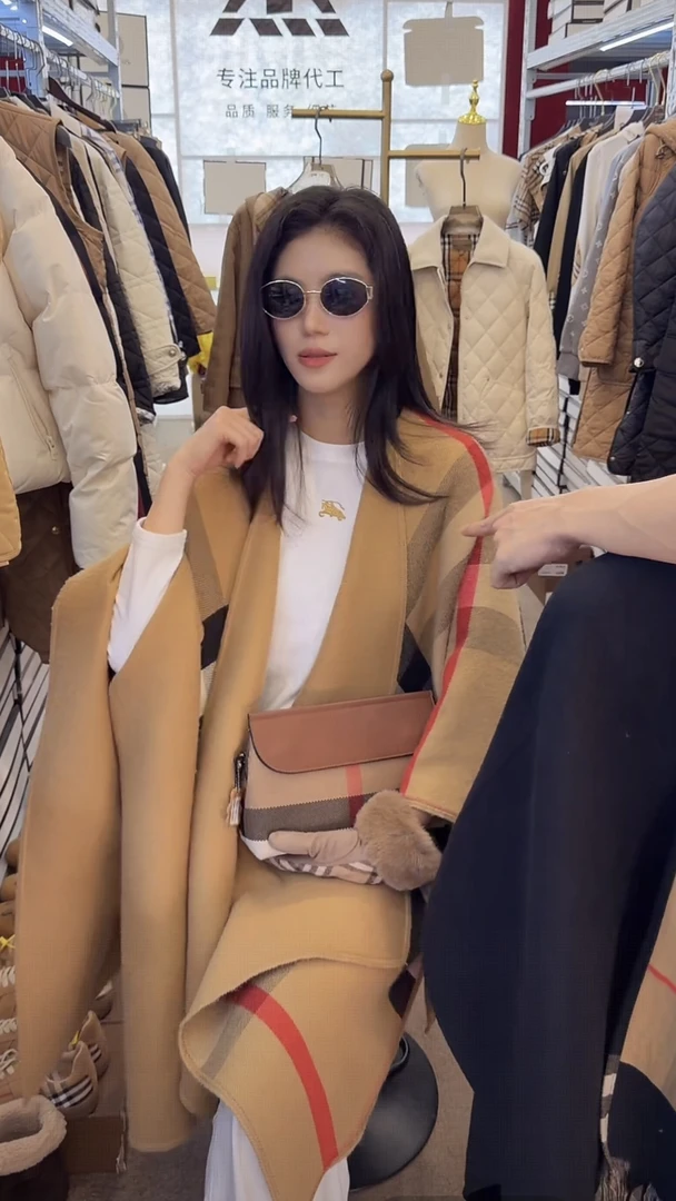 美利奴羊绒格纹双面披肩斗篷