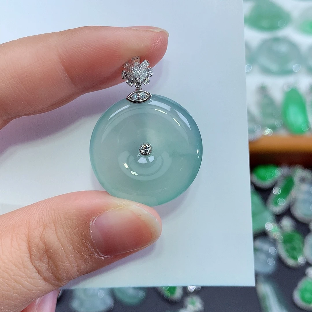 翡翠18K金镶嵌颈饰平安扣