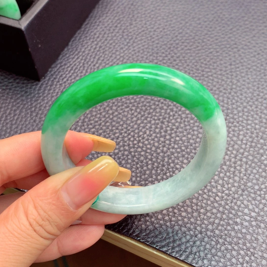 翡翠手镯未镶嵌缅甸