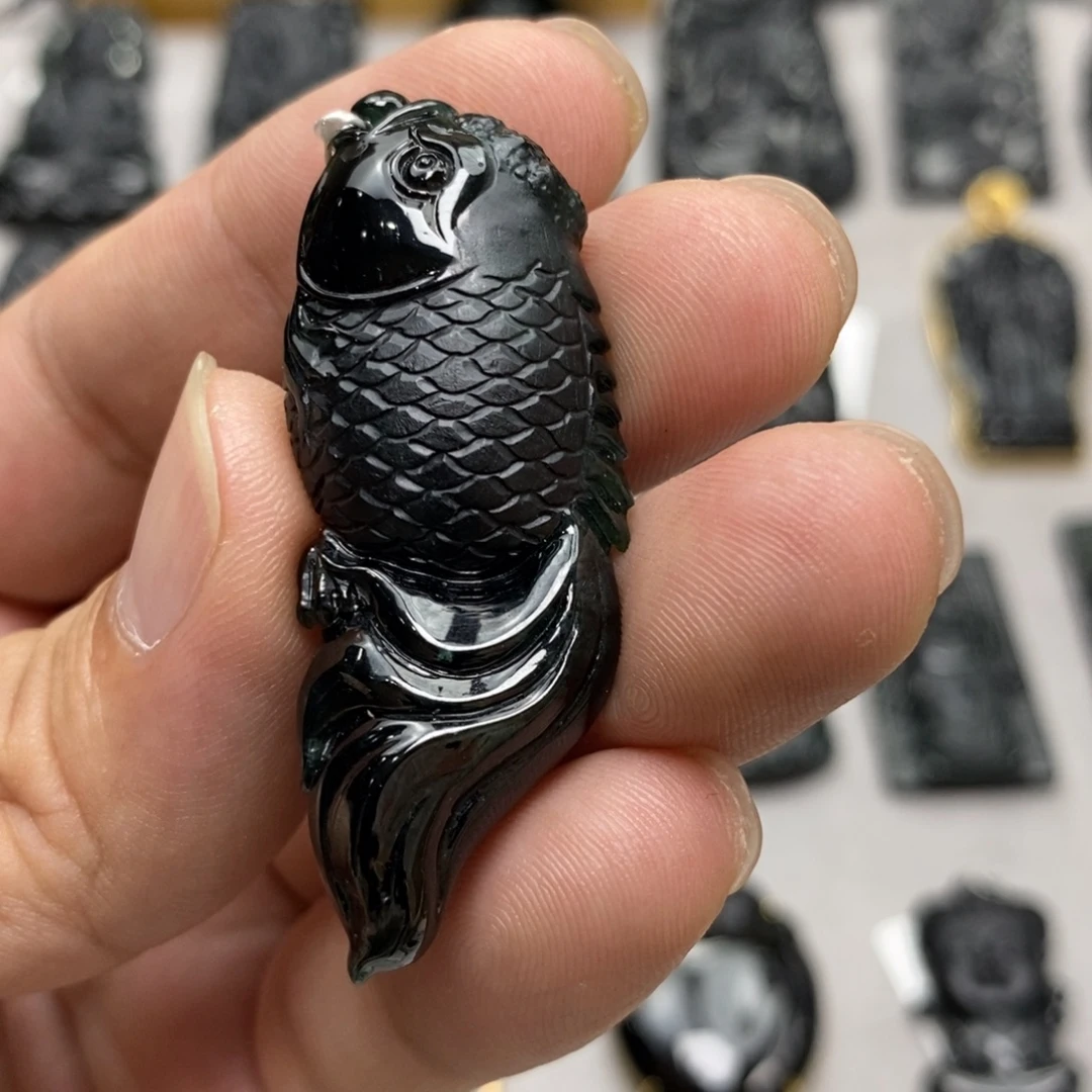 翡翠未镶嵌颈饰鱼