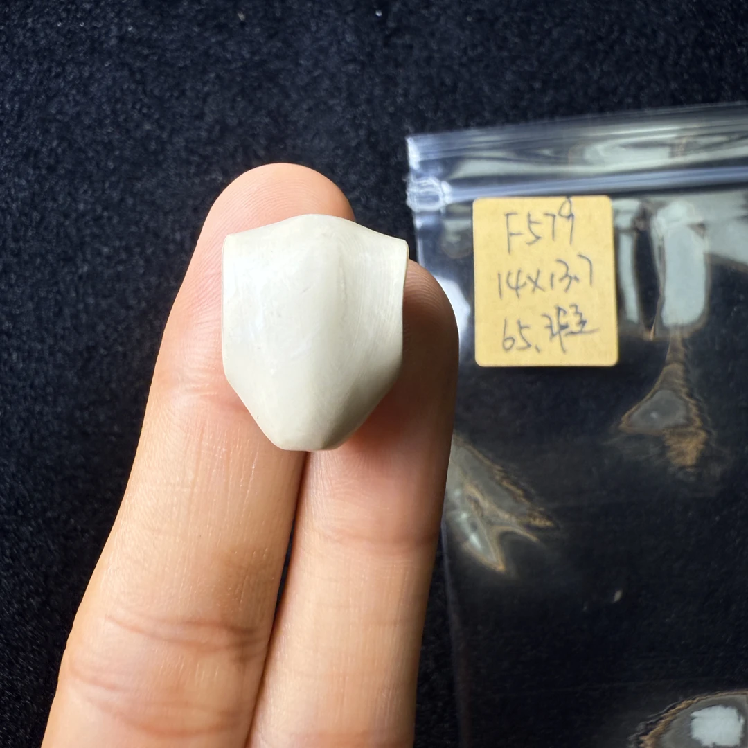 F579猛犸象牙鲨鱼背三通尺寸14*13.7mm果冻料瑕疵