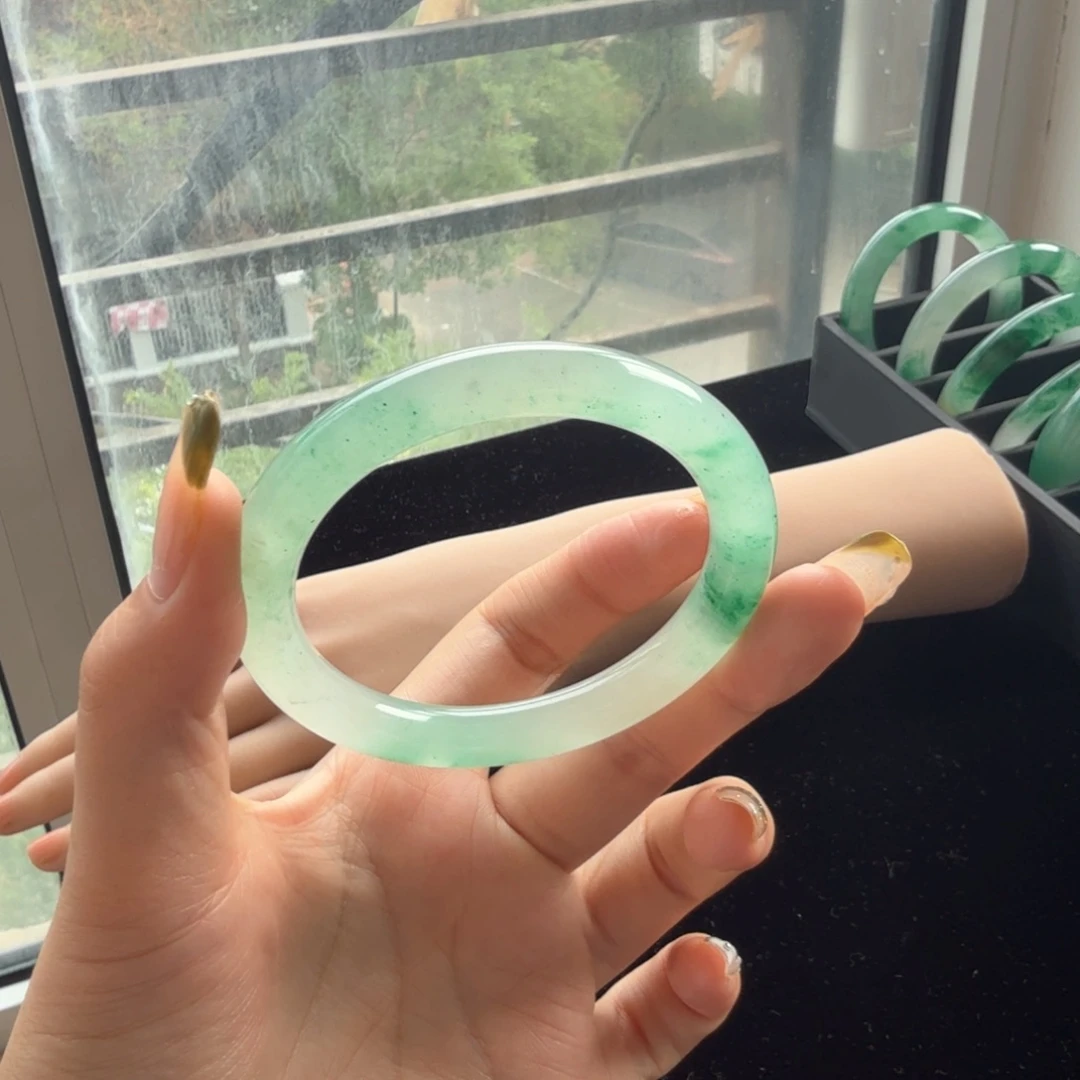 石英质玉（非洲翠）手镯未镶嵌