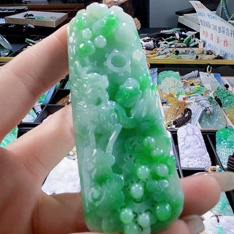 颈饰未镶嵌翡翠一个