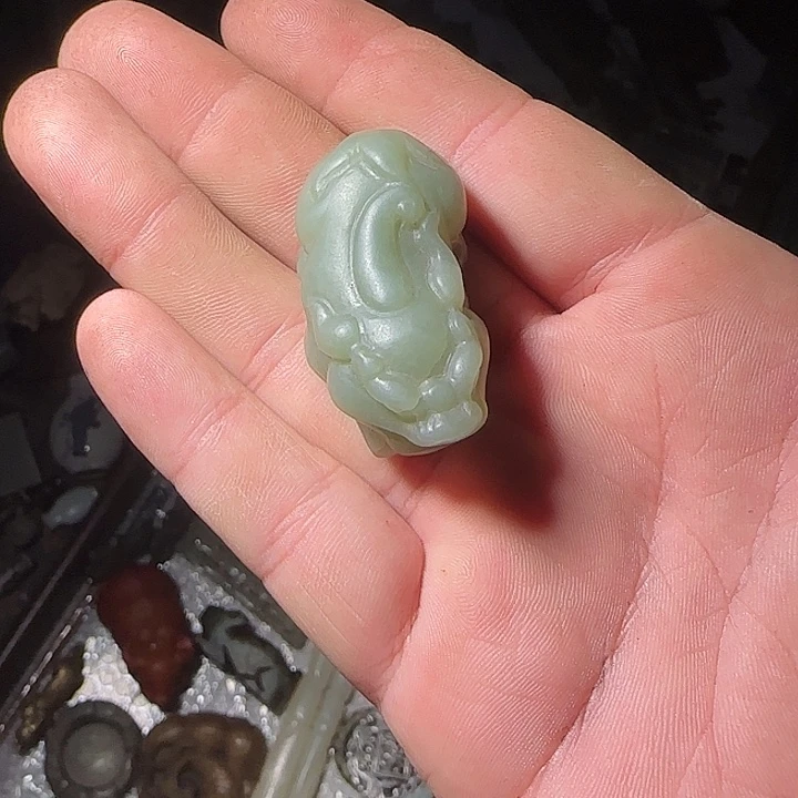 此***岸石材微瑕工艺品吊坠