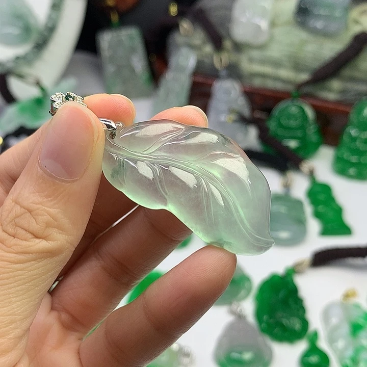 翡翠未镶嵌吊坠(赠链)