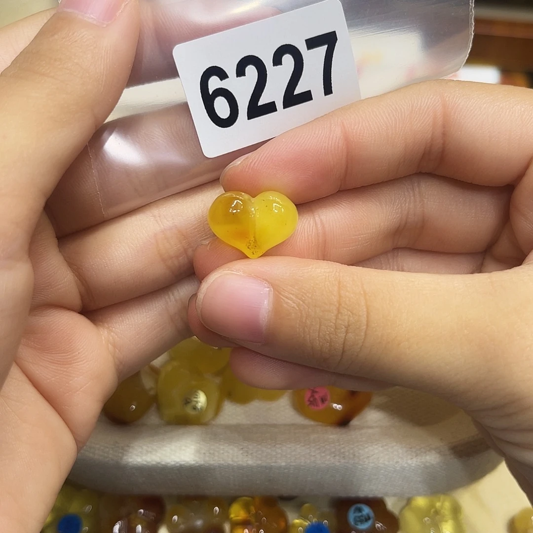 中***工琥珀未镶嵌珠宝奇石