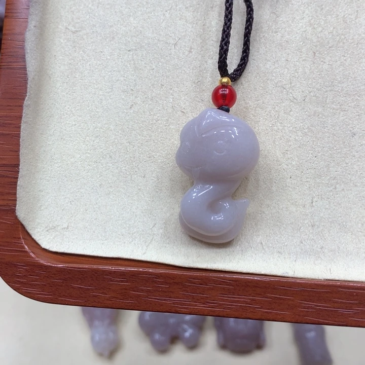 石英质玉颈饰合金