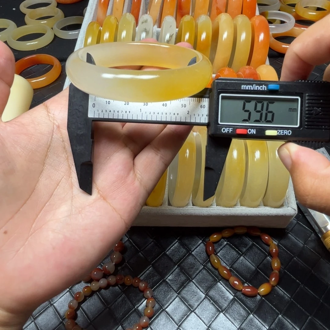 未镶嵌石英质玉（黄龙玉）手镯