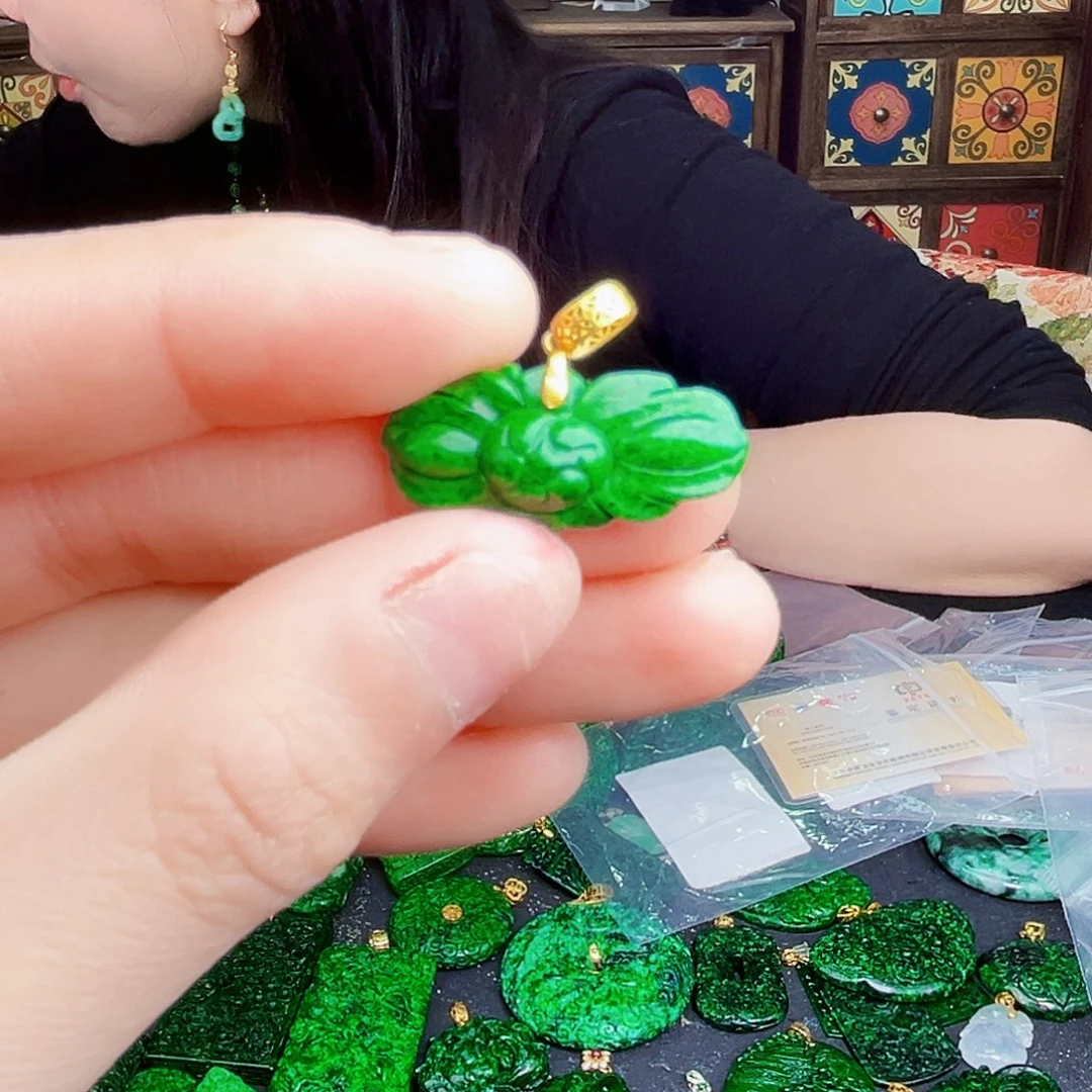 颈饰18K金镶嵌翡翠多样性