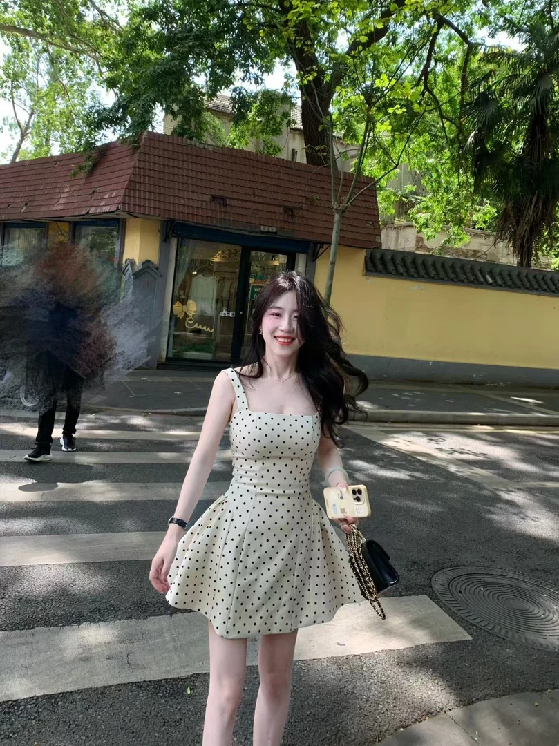 法式高级感波点收腰蓬蓬连衣裙夏季甜美吊带裙绑带方领短裙背心裙