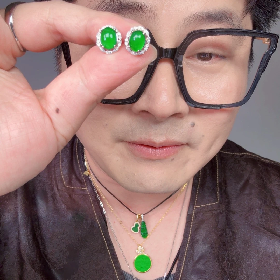 翡翠未镶嵌颈饰一对
