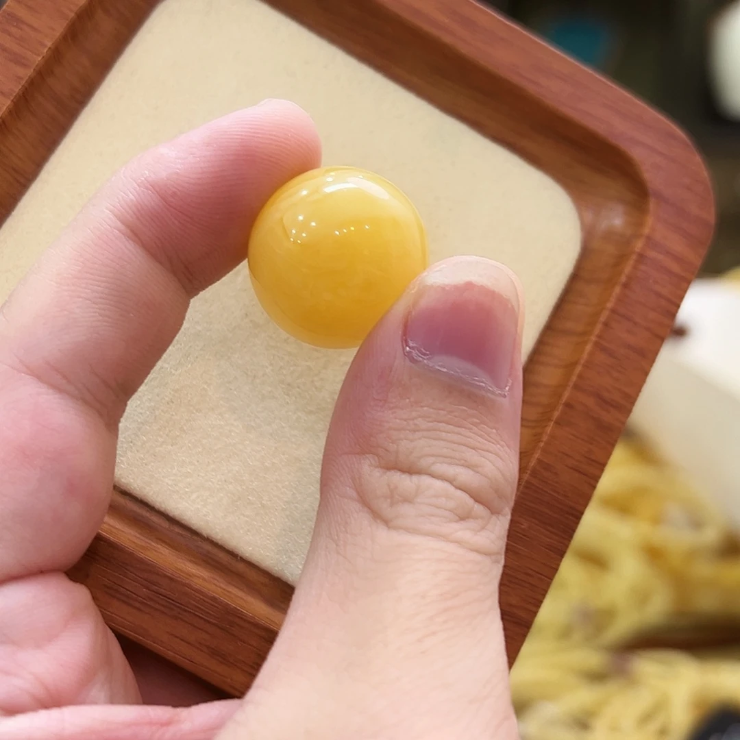伊***作蜜蜡未镶嵌珠宝奇石