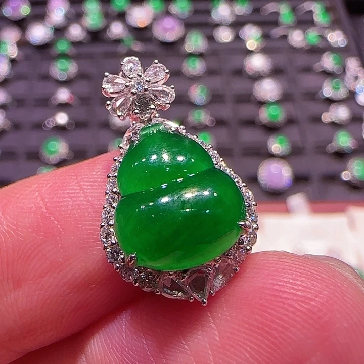 翡翠颈饰18K金镶嵌吊坠