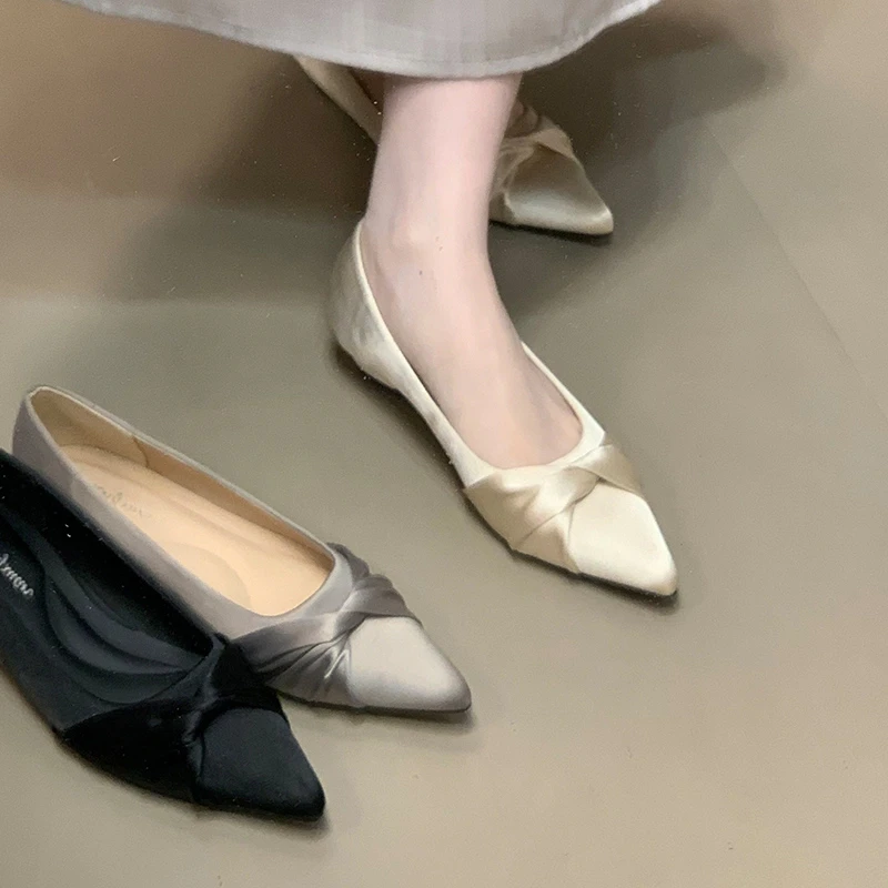 法式设计感气质尖头浅口单鞋2025年粗跟温柔风百搭显瘦瓢鞋