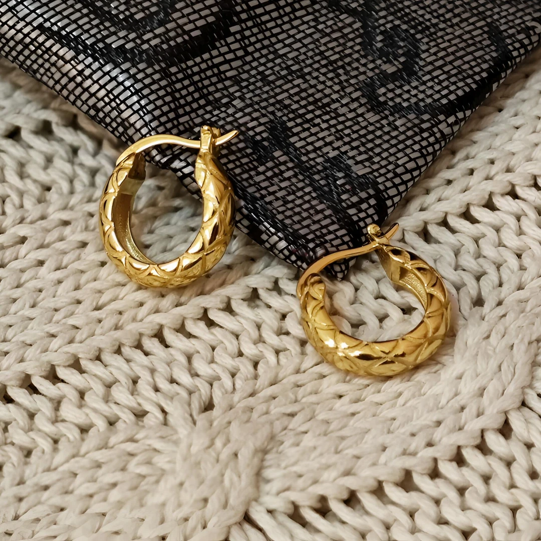 925银耳饰 S925纯银时尚轻奢新年金色款菱格纹耳扣