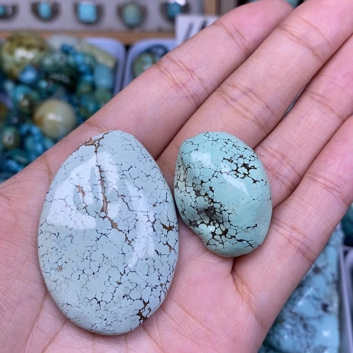 骄***姆未镶嵌绿松石颈饰