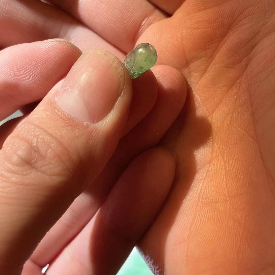 翡翠裸石貔貅小绿木那