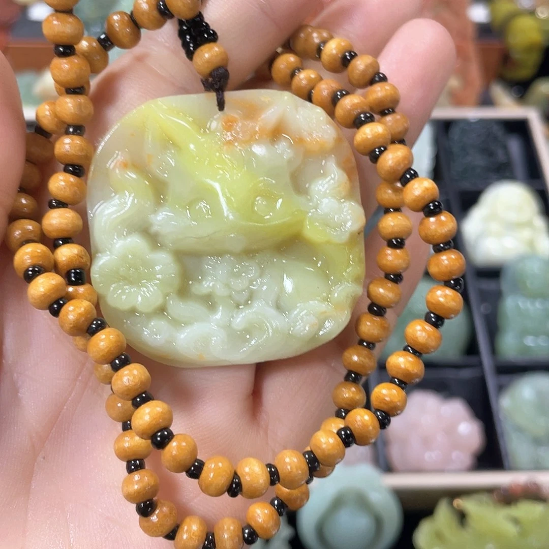 蛇纹石玉颈饰合金