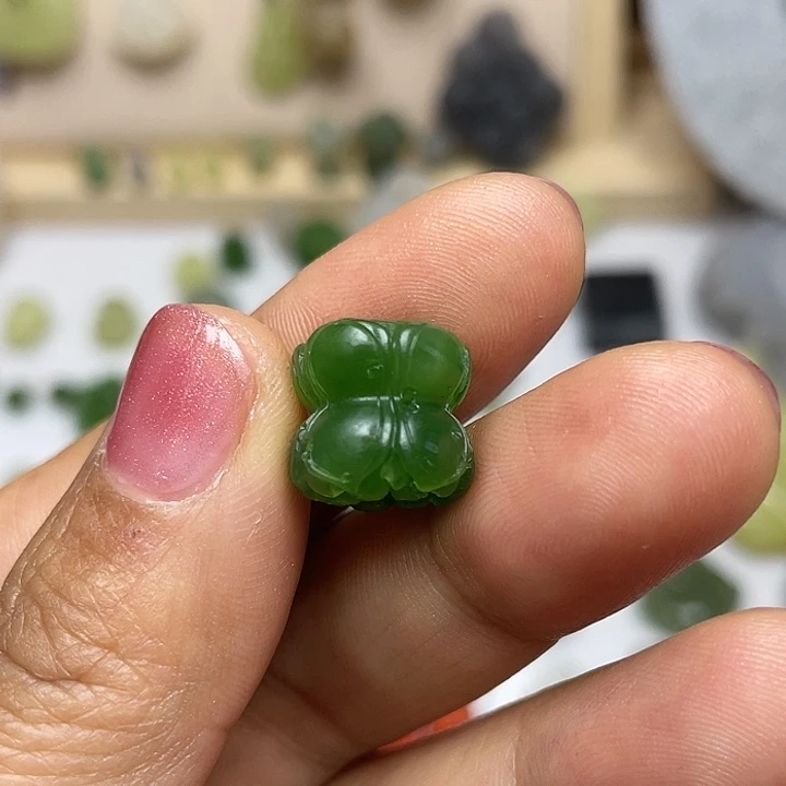 @***吴和田玉未镶嵌颈饰