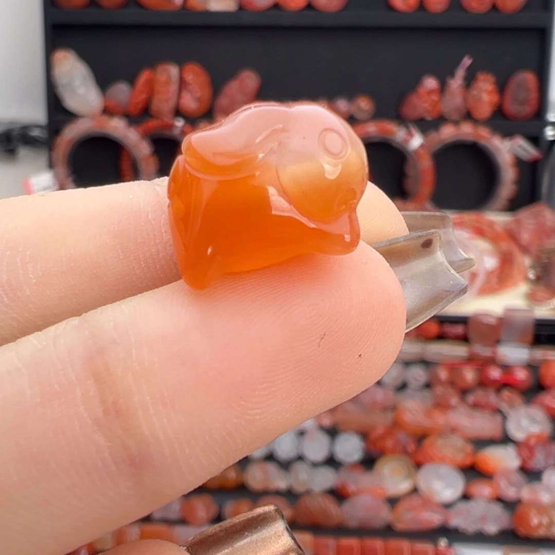 南红玛瑙未镶嵌颈饰冲天兔