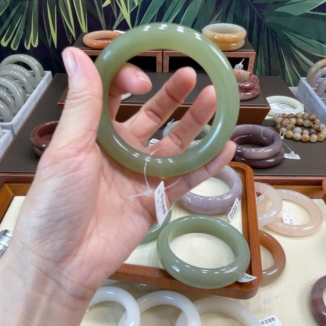 瞎***悠石英岩玉未镶嵌手镯