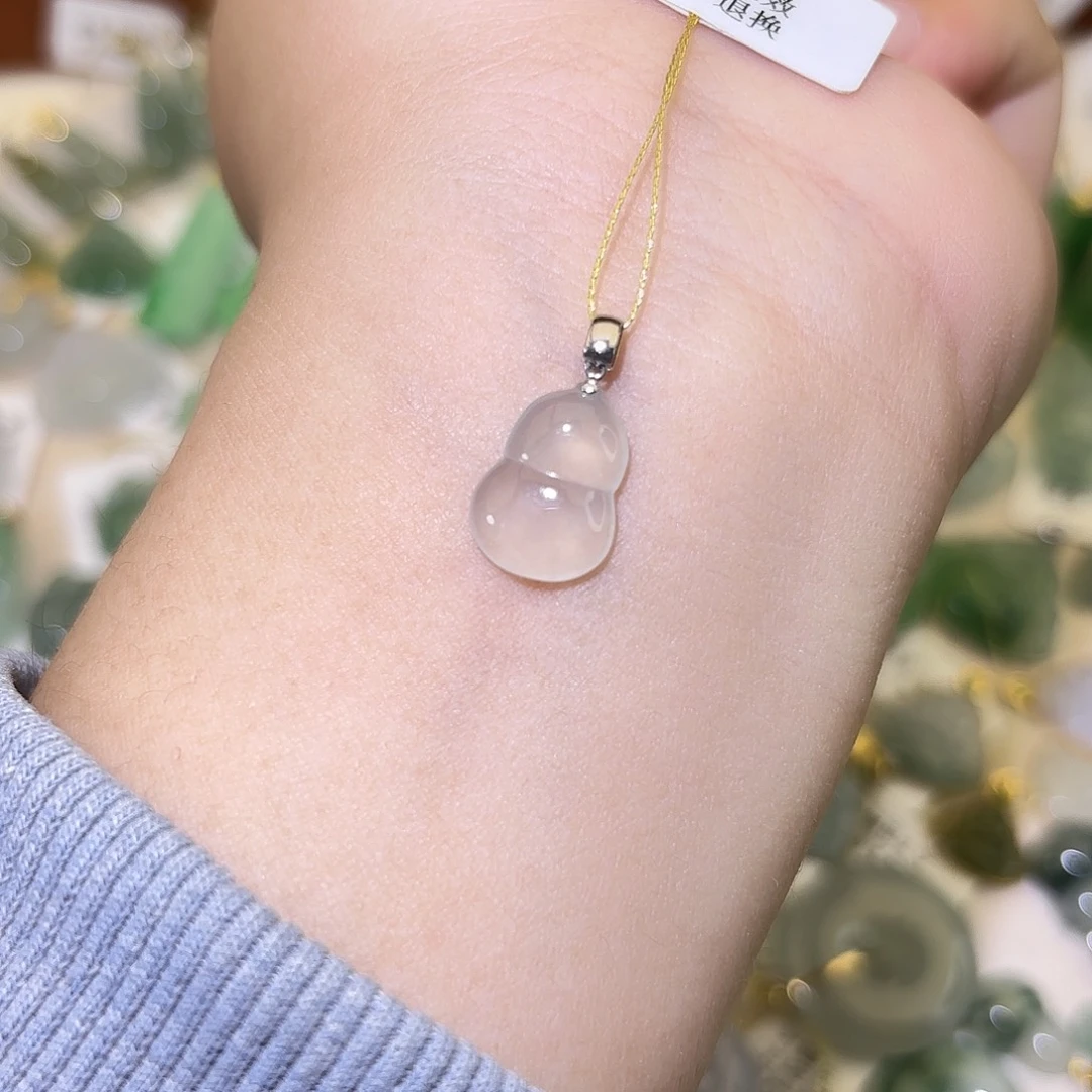 翡翠18K金镶嵌颈饰葫芦