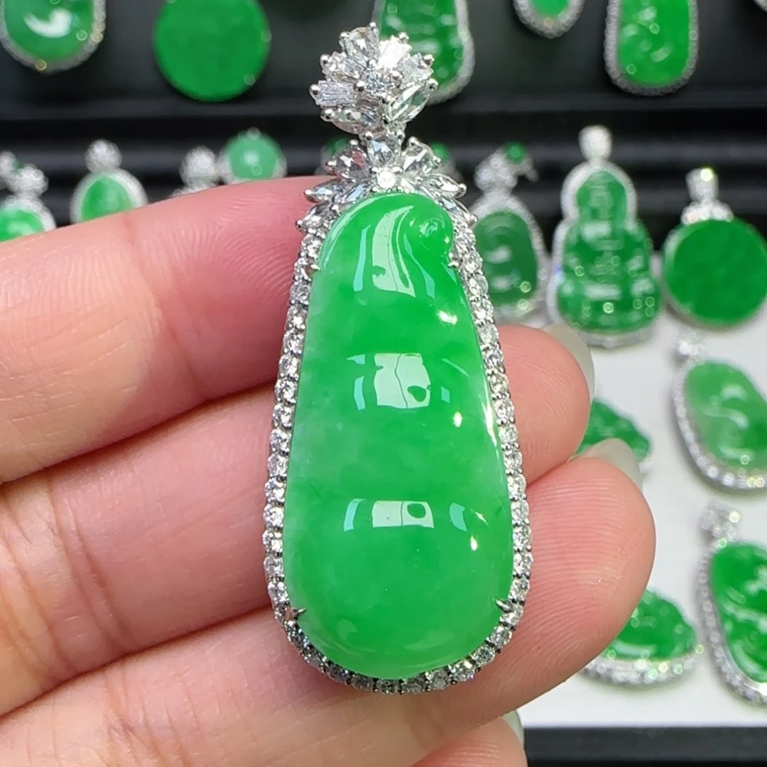 翡翠18K金镶嵌颈饰吊坠