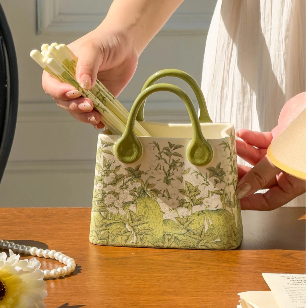 《华典》幸福铃兰—釉中彩陶瓷筷子筒插花瓶