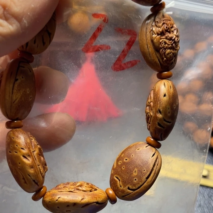 大桃核雕刻瑕疵钟馗