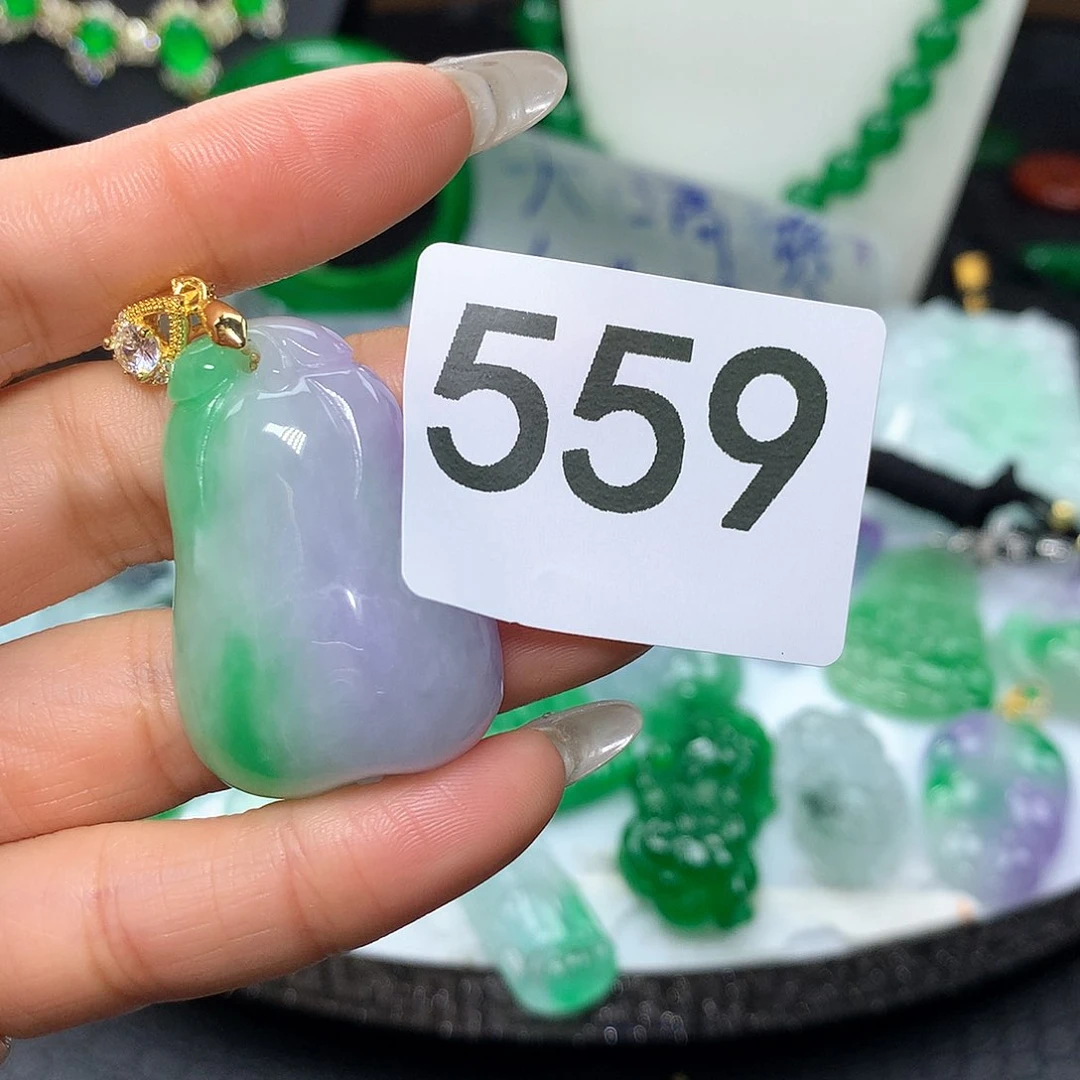 翡翠吊坠(赠链)未镶嵌