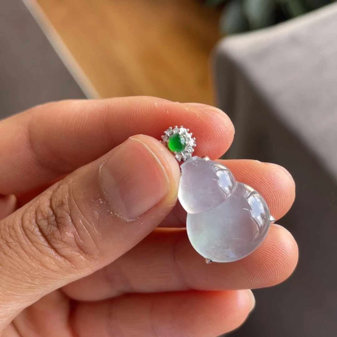 颈饰18K金镶嵌翡翠白冰葫芦
