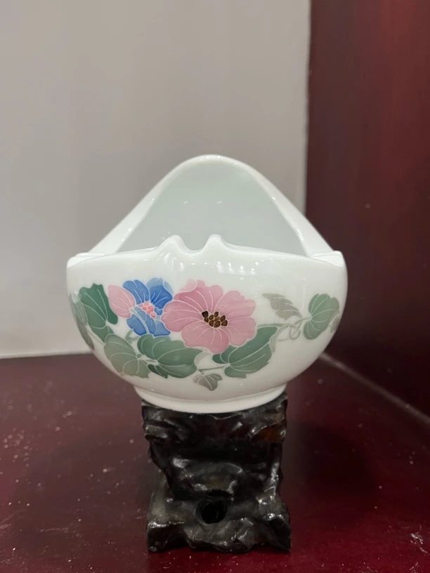 釉下五彩烟灰缸高12cm宽13cm长13cm