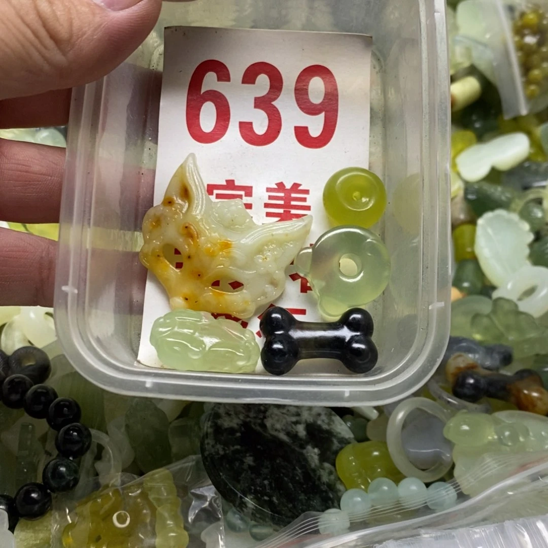 蛇纹石玉挂坠未镶嵌