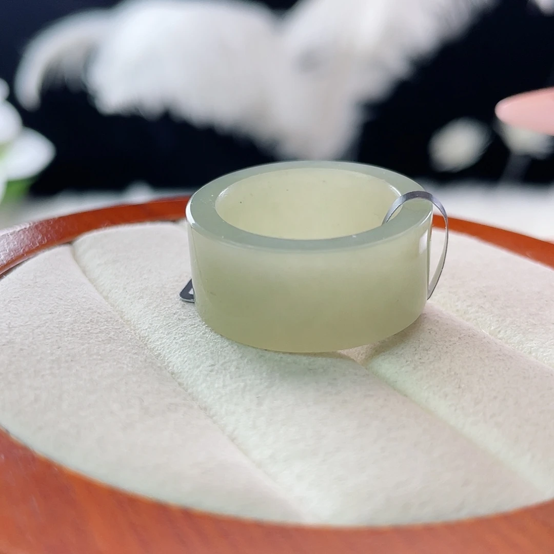 和田玉未镶嵌戒指l36。苹果绿直切。19.6 不退换