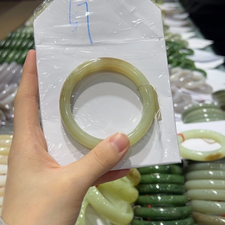 月***下和田玉未镶嵌手镯