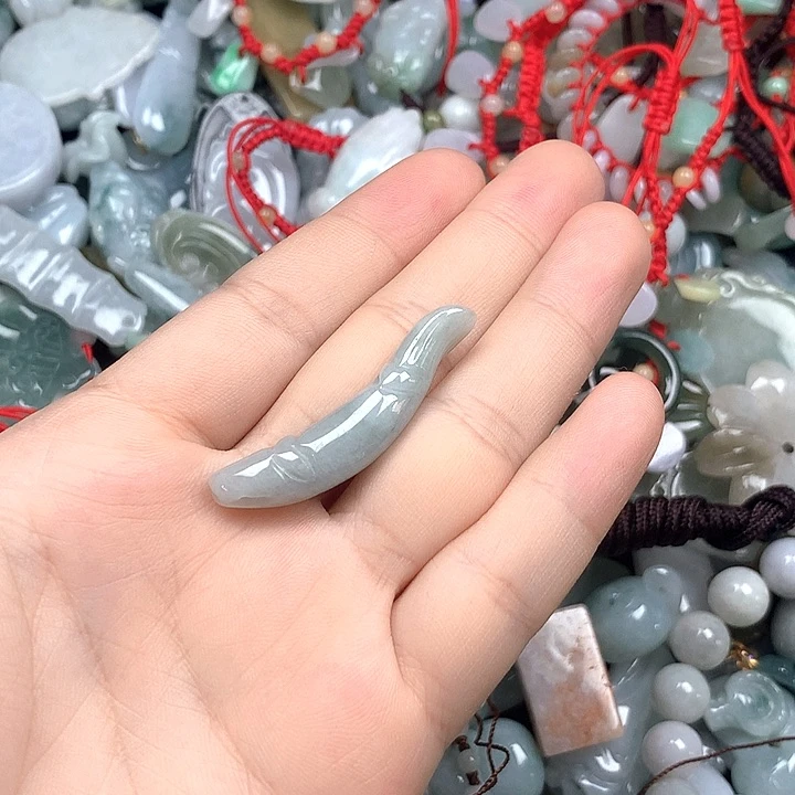 翡翠未镶嵌颈饰鱼