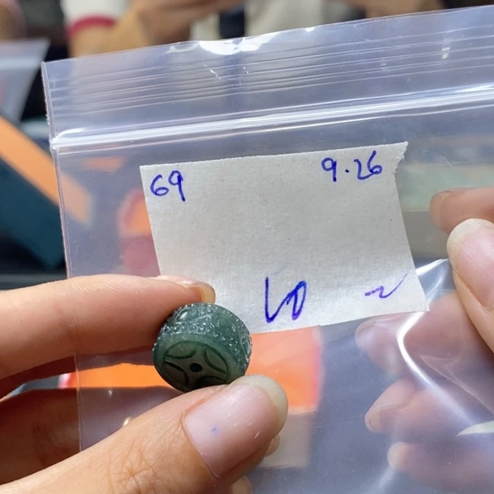 东***方定制翡翠未镶嵌不同