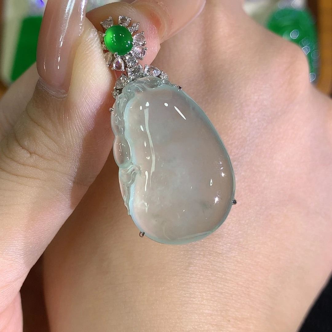 颈饰18K金镶嵌翡翠8888888