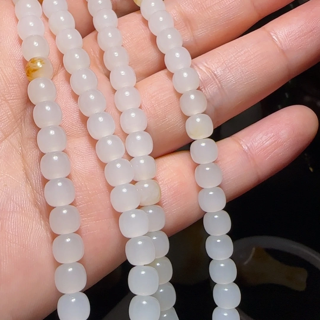 掌***猫和田玉未镶嵌颈饰