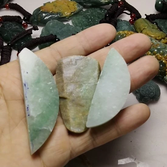 颈饰未镶嵌翡翠挂件