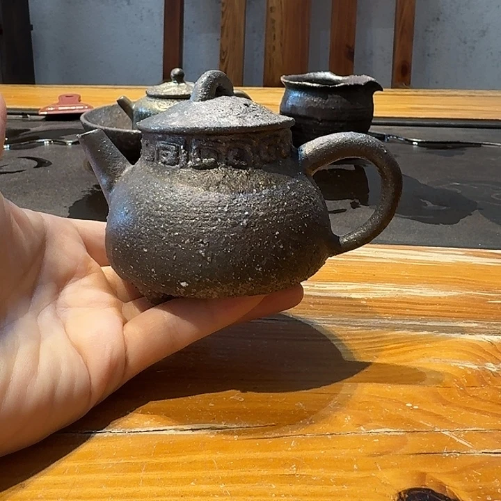 微瑕柴烧黑陶手工壶