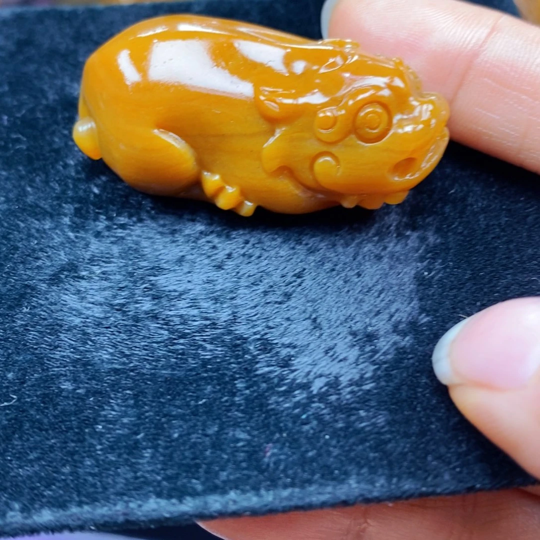 未镶嵌石英质玉（黄龙玉）颈饰