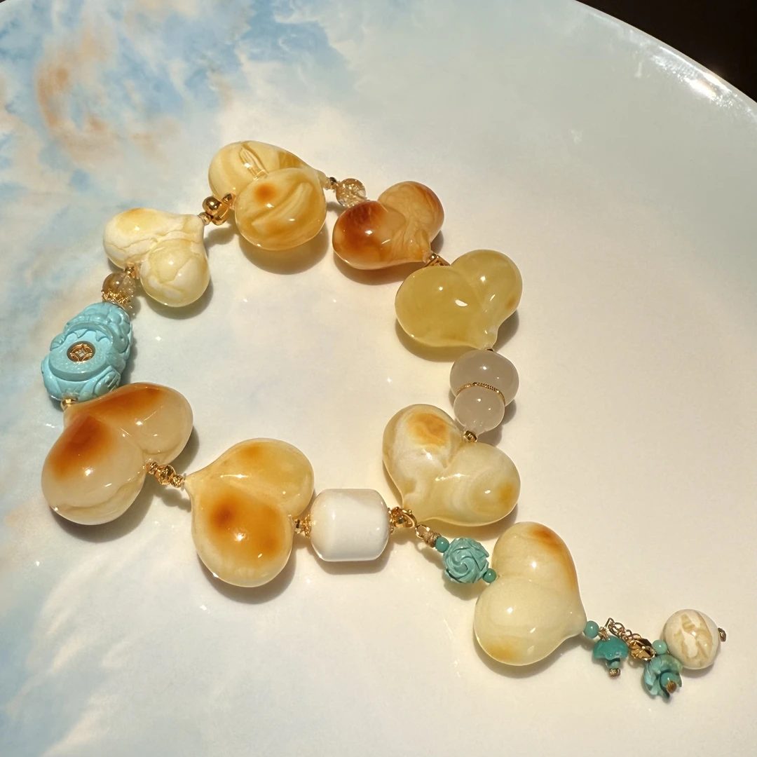 【润家原创】天然琥珀蜜蜡瓷白蜡屁桃18K金设计款时尚手链#6926