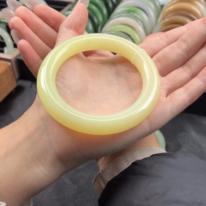 和田玉未镶嵌手镯